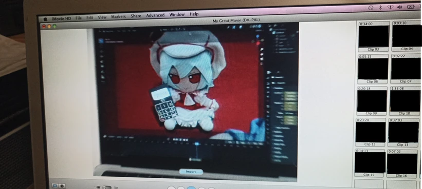 picture of imovie hd showing on the left a frame of captured video and on the right a set of blanked out previously captured clips