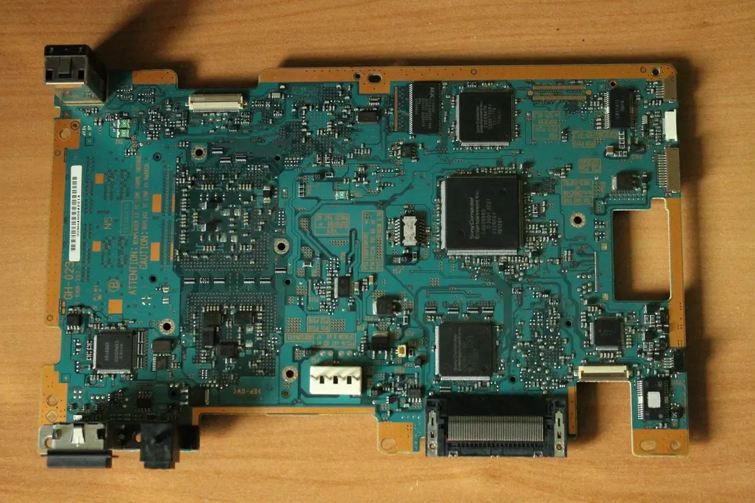 A picture of an emerald-looking PCB. Besides some capacitors and other components, there are three big black BGA chips on the right side of the board.